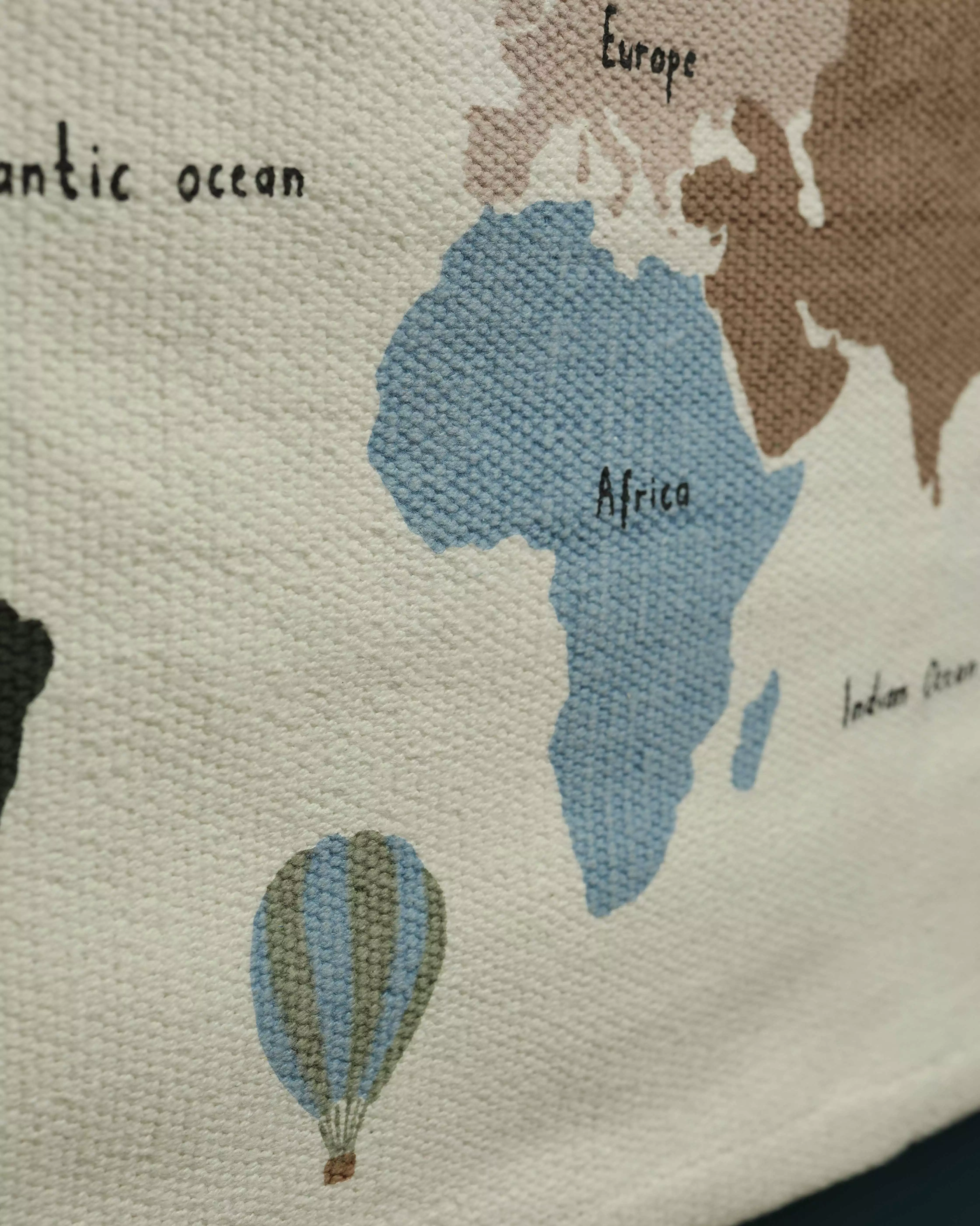 دیوارکوب نقشه جهان